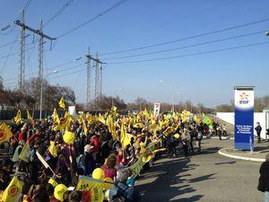 Des milliers pour dire #stopfessenheim devant la centrale #nucleaire de #fessenheim IMG_5873