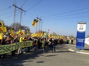 Des milliers pour dire #stopfessenheim devant la centrale #nucleaire de #fessenheim IMG_5867
