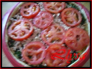 Tourte aux épinards, thon, tomates et mozzarella