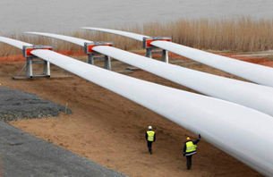Le prototype de la plus grande éolienne offshore est en construction à Saint-Nazaire, en France Le prototype de la plus grande éolienne offshore est en construction à Saint-Nazaire, en France