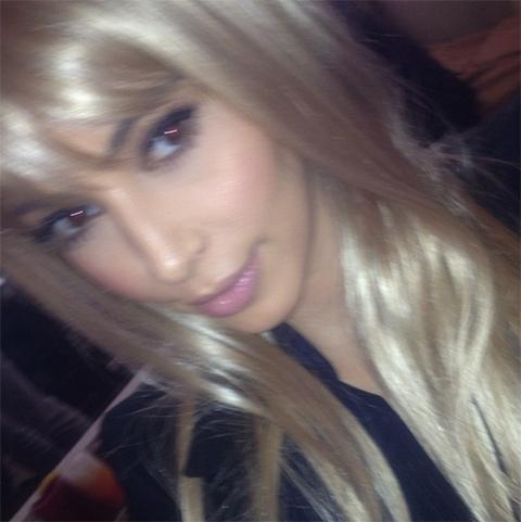 Kim Kardashian cheveux Blond platine