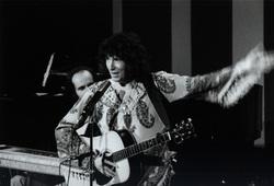 Jean Michel Caradec lors de sa prestation au Festival de la chanson française de SPA -1976. (Crédit. Jean Vauchel)