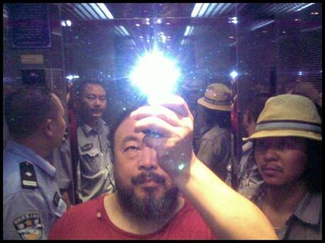 ai weiwei garde a vue En Bref : Les Entrelacs dAi Weiwei au Jeu de Paume...