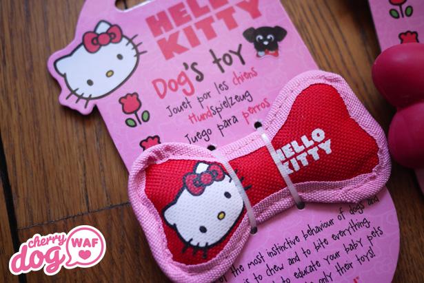 Gamelles et robe Hello Kitty pour chiens