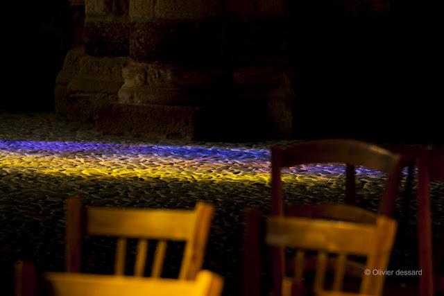 La lumière des vitraux de Kim En Joong s'amuse dans la Basilique Saint-Julien de Brioude