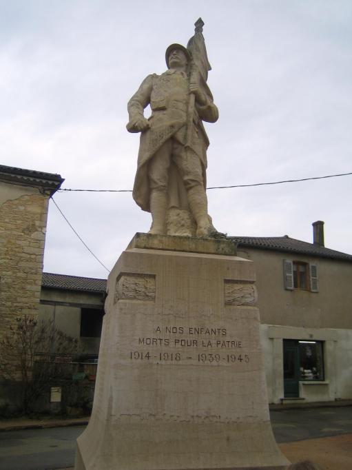 Clément au monument aux morts