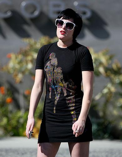 Rumer Willis se promenant dans les rues de LA avec mes lunettes de soleil et une vilaine cigarette