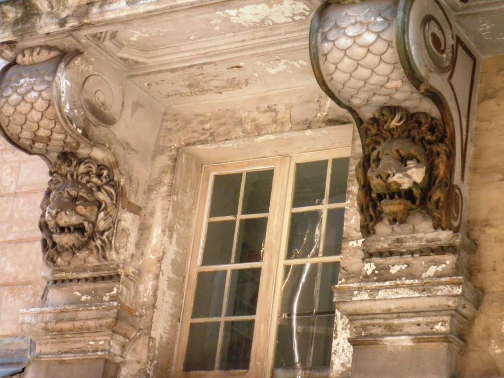 Défilé de lions rue de Valois