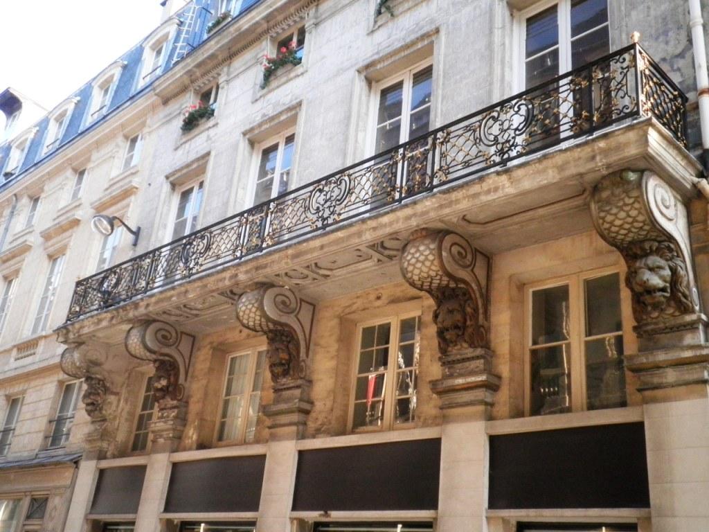 Défilé de lions rue de Valois