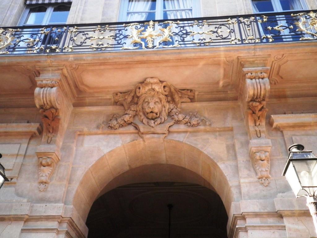Défilé de lions rue de Valois