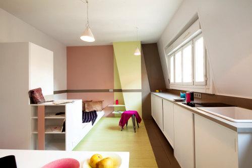 Rythmes pastels et aménagements sur-mesure pour un petit studio parisien