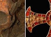 mystère d'une anglo-saxonne enterrée dans avec croix
