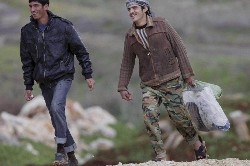 <b></div>Coûte que coûte.</b><br /> Leur seul but : tenir. Après des heures de marche sans repos, et alors que la Syrie a miné ses frontières pour empêcher l’exode, ces deux hommes foulent enfin le sol turc. Comme eux, plus d’un millier de Syriens fuyant le conflit dans leur pays se sont réfugiés ces 24 dernières heures en Turquie. ''Le nombre de réfugiés Syriens a augmenté d'un millier en une seule journée et a grimpé à 14.700'', dont la majorité sont des femmes, des jeunes et des enfants, a indiqué le porte-parole du ministère turc des Affaires étrangères Selçuk Ünal. Un groupe de 700 réfugiés était déjà arrivé dans le pays mercredi, marquant une importante augmentation du nombre de Syriens depuis le début du mouvement de contestation du régime de Bachar al-Assad le 15 mars 2011.