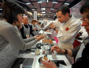 Les chefs livrent leurs savoir-faire sur le Salon des loisirs culinaires de Toulouse. L'occasion de découvrir des saveurs et des préparations oubliées et de les remettre au goût du jour./Photo DDM, Michel Viala