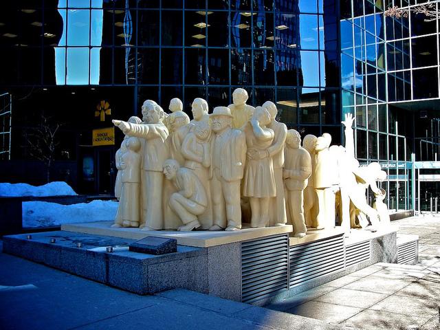 Monuments_montréalais, Foule_illuminée 1