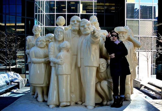 Monuments_montréalais, Foule_illuminée 7