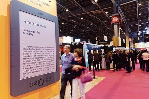 Présentation du livre électronique Kindle, au Salon du livre, à Paris.