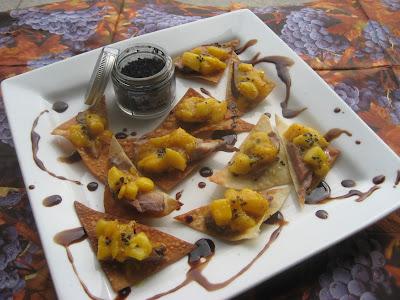 Tapas de magret de canard à la mangue sur chips de raviolis chinois au sel noir d'Hawaï