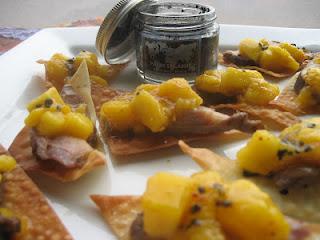 Tapas de magret de canard à la mangue sur chips de raviolis chinois au sel noir d'Hawaï
