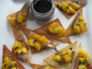 Tapas de magret de canard à la mangue sur chips de raviolis chinois au sel noir d'Hawaï