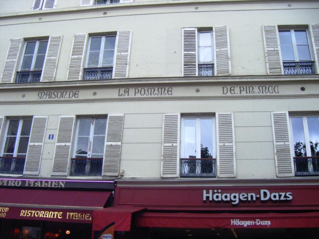 Bâtisse datant de 1200, place de la Contrescarpe