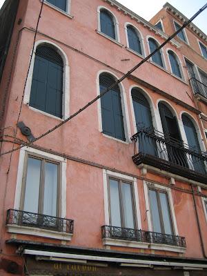 Dernière maison où vécut Vivaldi et où son père, Giovanni Battista, mourut en 1736, à l'angle de la Calle Bembo et de la Riva del Carbon