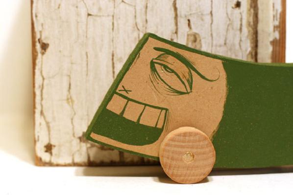 Monstres en bois et à roulettes