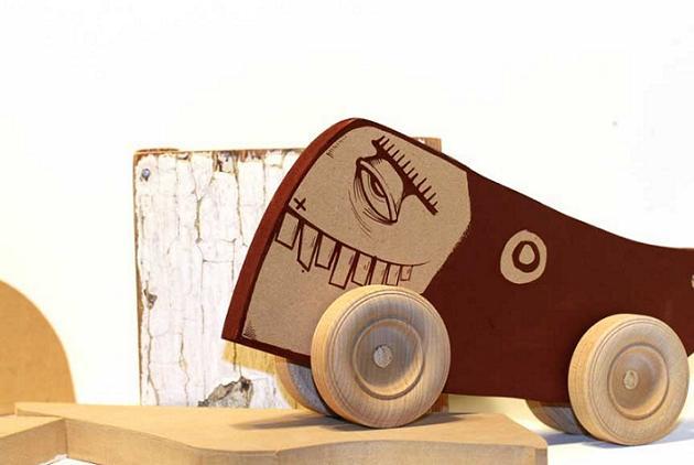 Monstres en bois et à roulettes