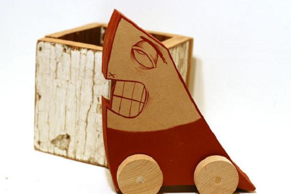 Monstres en bois et à roulettes