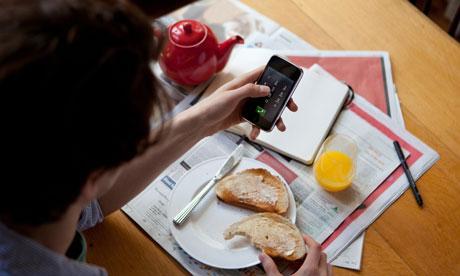 Smartphone at Breakfast 007 Google : le brevet qui vous suivra à la trace