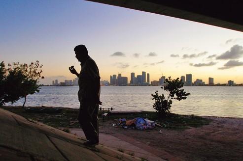 À Miami, en Floride, les délinquants sexuels, obligés de se tenir à l'écart de tous lieux de rassemblement d'enfants, n'ont d'autre refuge que le pont Julia Tuttle Causeway.