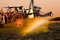 L'utilisation de pesticides, sans protection, peut provoquer des cancers. Un problème majeur dans l'agriculture. © mdrgf.org