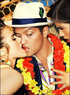 Bruno Mars joue la carte sexy en posant pour Playboy