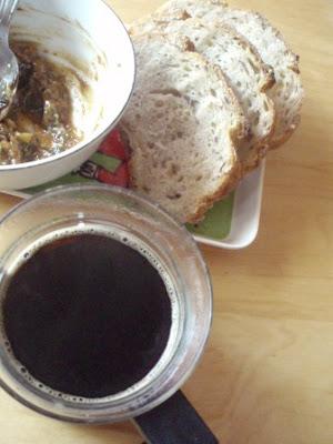 Petit-déjeuner de mars: café de racine et tartine de miso-tahin