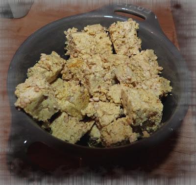 Tofu maison au curry & graines de sésame