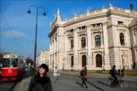 À Vienne, dans les pas de Gustav Klimt Sur le Ring. La plupart des grands monuments viennois (ici le Burgtheater, l'ancien théâtre de la Cour) s'élèvent le long de ce boulevard circulaire construit sous le règne de François-Joseph.