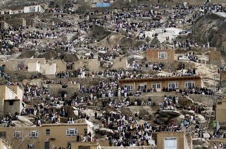 20 mars: les Afghans se rassemblent sur une colline pour regarder le relèvement de la masse sainte @clikhear.palmbeachpost.com