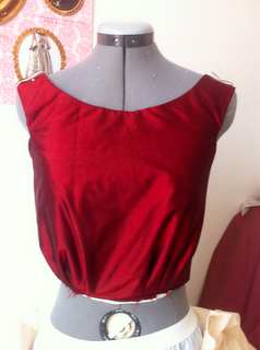 Projet contemporain : la petite robe en soie rouge