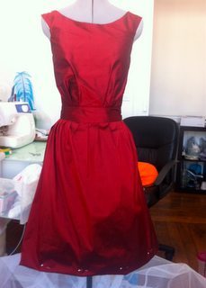 Projet contemporain : la petite robe en soie rouge