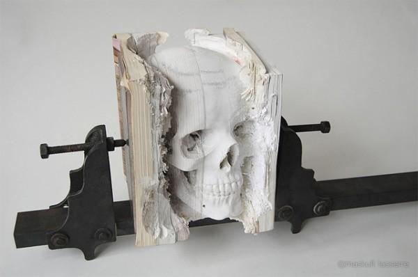 maskull 1 600x398 Un crâne sculpté à partir de pages de livres