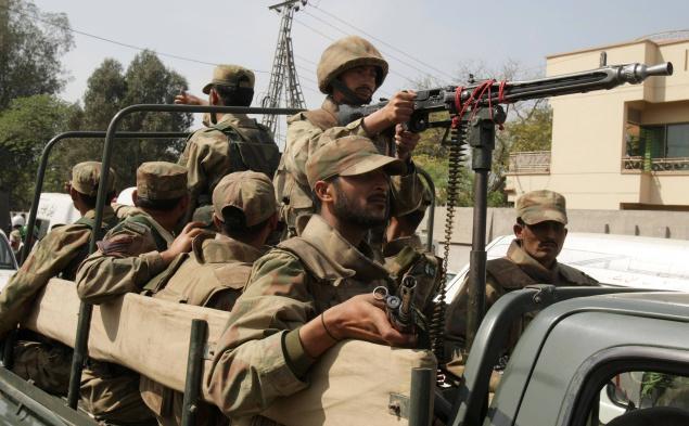 Les militants tuent trois soldats au nord-ouest du Pakistan.
