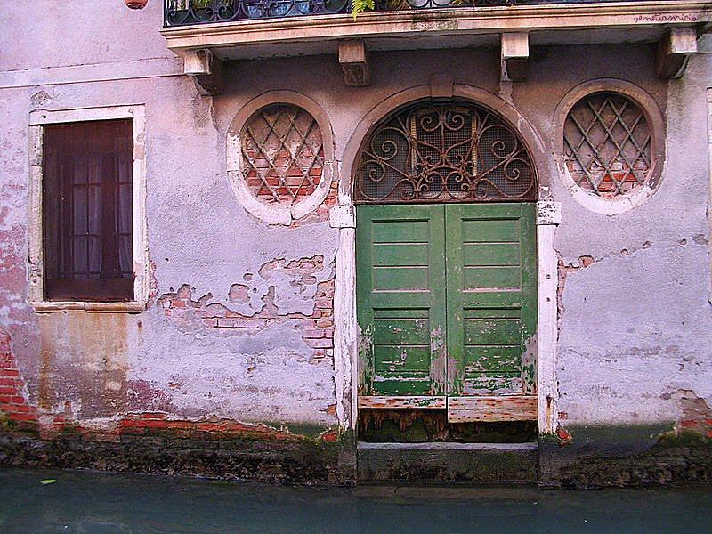 Couleurs de Venise : des portes...