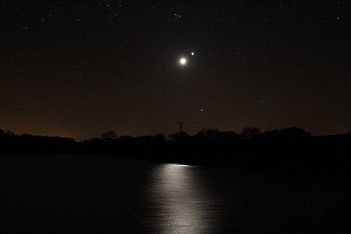lune-venus-jupiter-pléiades-sur lac 26 mars 2012