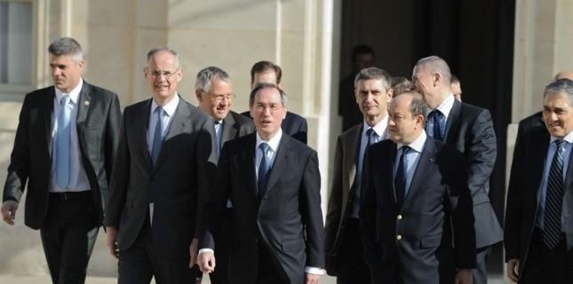 le ministre de l'Intérieur Claude Guéant et le patron de la DCRI Bernard Squarcini (à sa gauche) à l'Elysée le 27 février 2012. (WITT/SIPA)