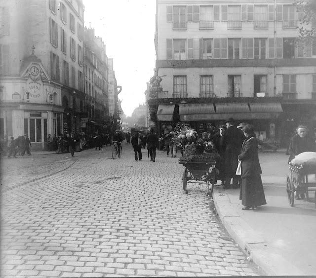 Cycliste de la rue du Faubourg du Temple en 1912