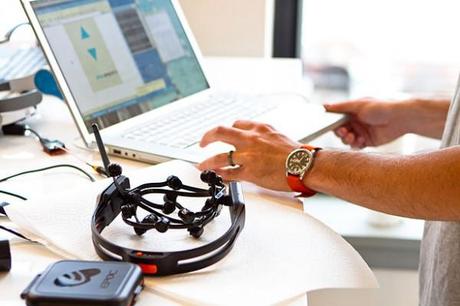 prius bike concept casque 600x400 Toyota Prius Bike Concept : changer de vitesses par la pensée