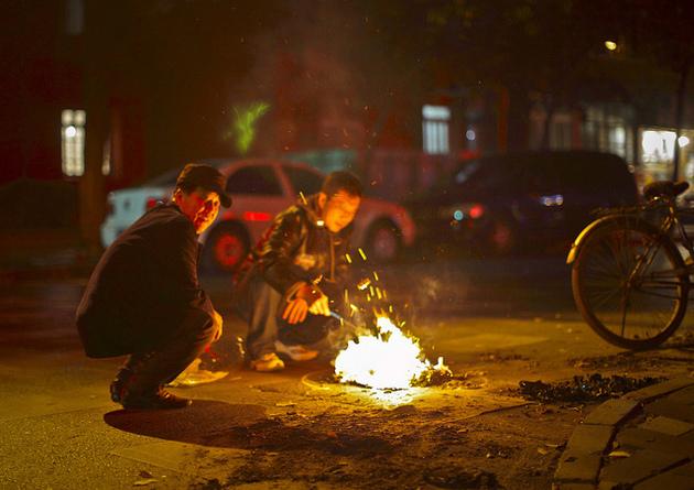 Pour fêter nos morts, nous avons les chrysanthèmes, les chinois ont l'iPhone et l'iPad...
