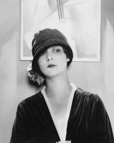 Edward-Steichen-Model-Wearing-Velvet-Cloche-by-Reboux--1925.png