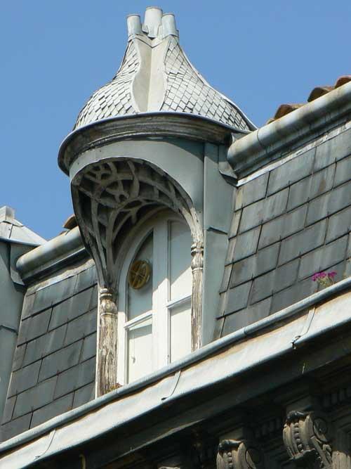 Une élégante guitarde à Bordeaux (33)