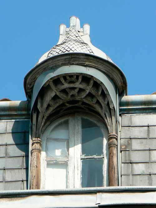 Une élégante guitarde à Bordeaux (33)